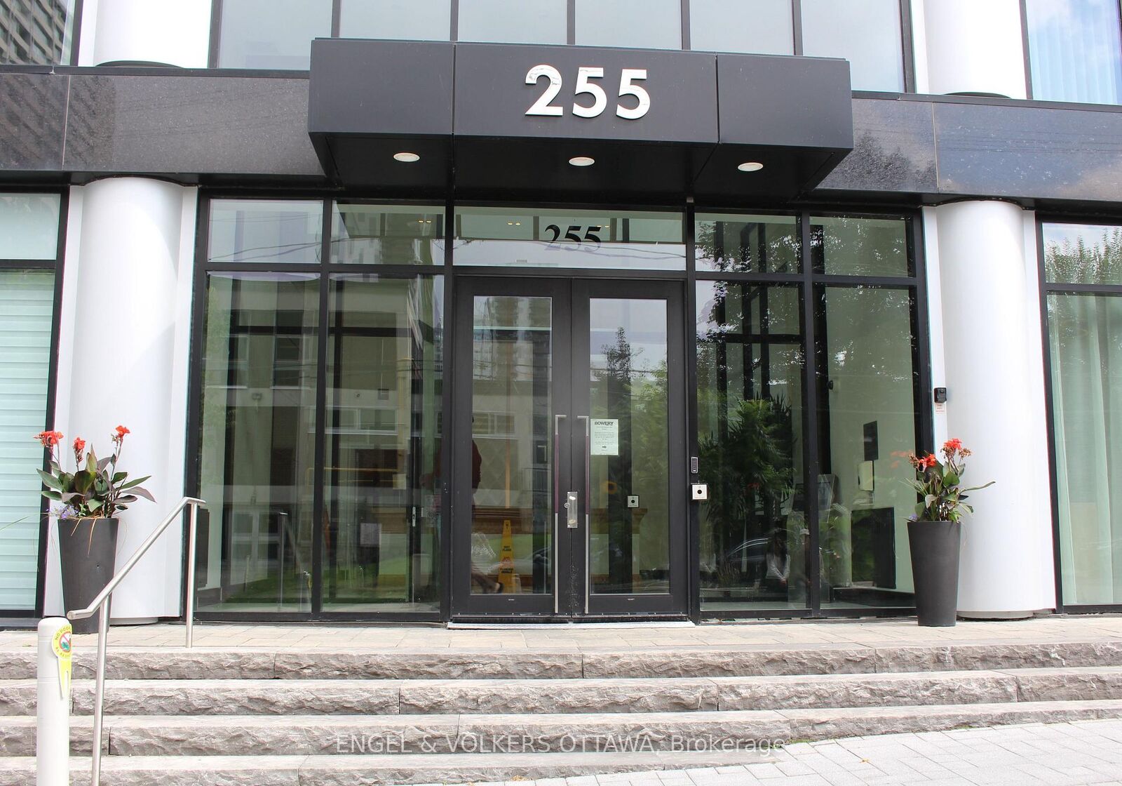 Property Photo:  255 Bay Street 201  ON K1R 0C5 