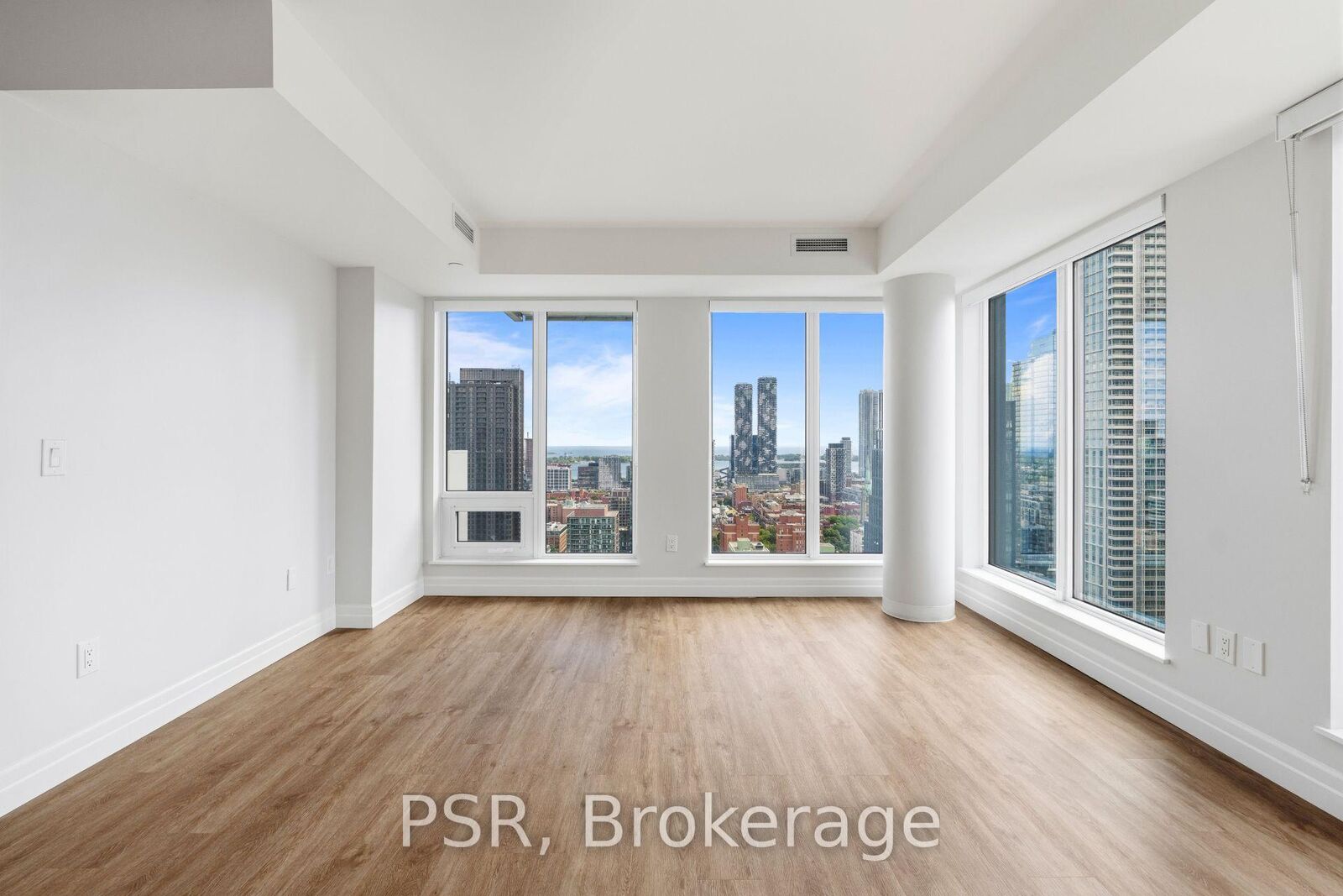 Property Photo:  203 Jarvis Street 2909  ON M5B 0E7 