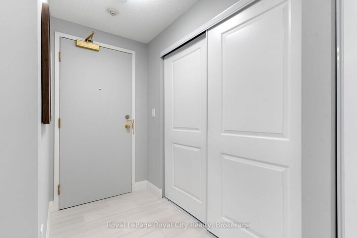 Property Photo:  105 Bagot Street B2  ON N1H 8H4 