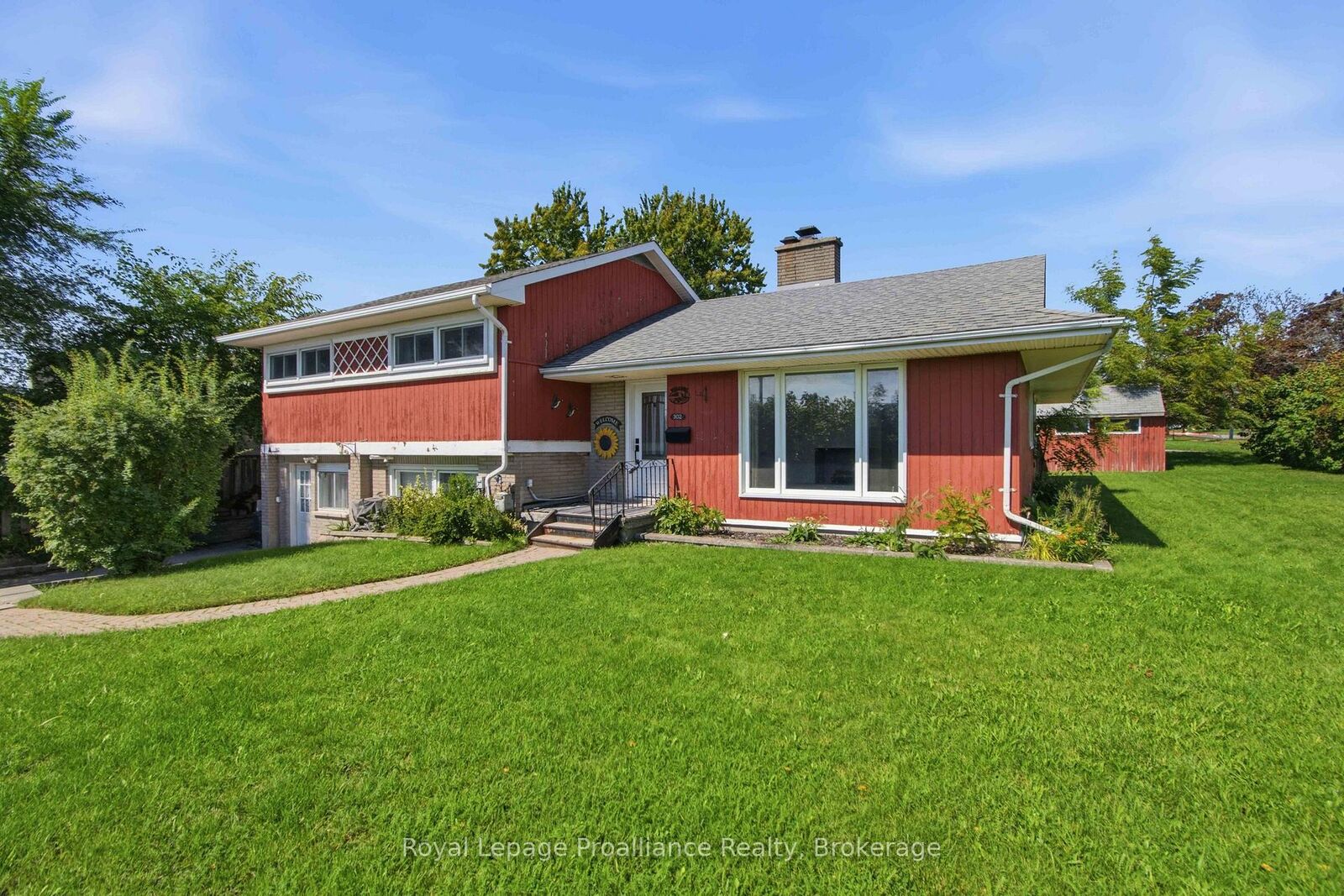 Property Photo: 302 King Street ON K8V 3X5