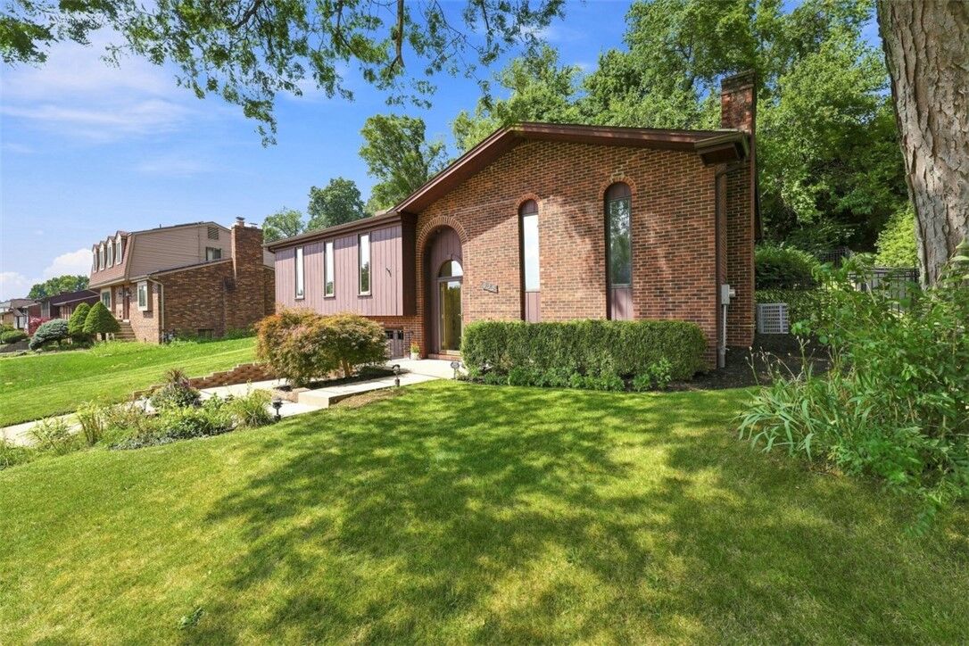 Property Photo: 628 Ray Dr PA 15106