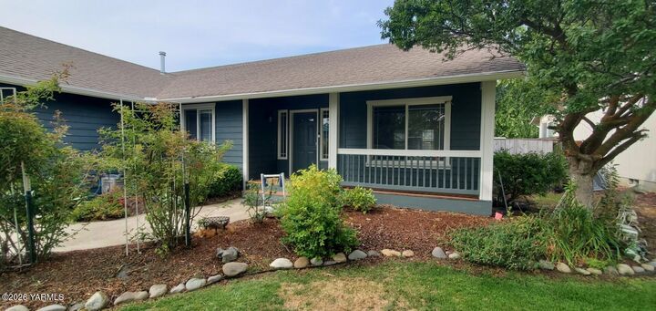 Property Photo: 1605 N Bluegrass Ln WA 98926
