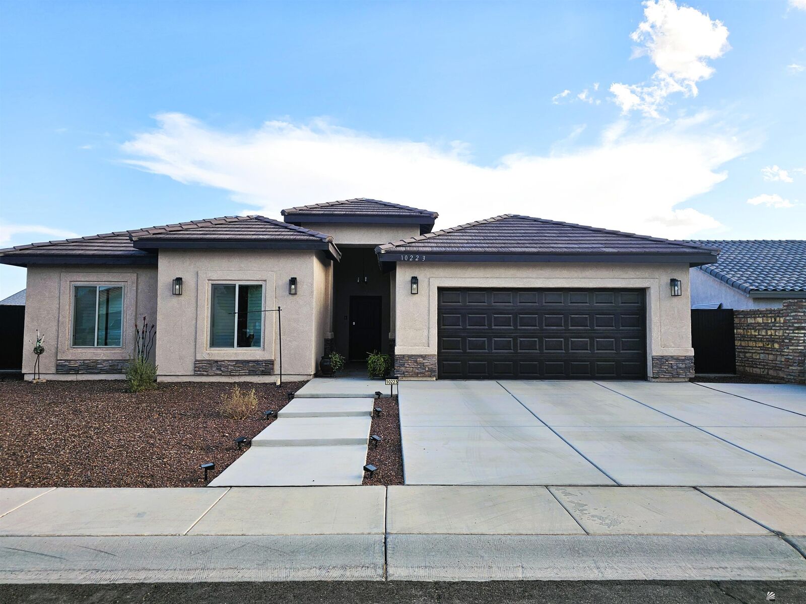 Property Photo: 10223 E 36 Pl AZ 85365
