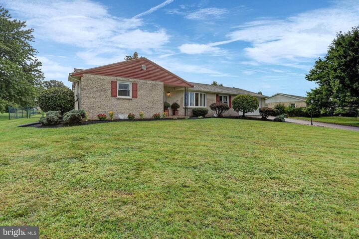 Property Photo:  218 Meadow Lane  PA 17201 