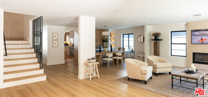 Property Photo:  22269 Avenue San Luis  CA 91364 