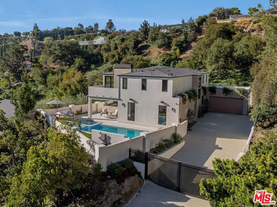 Property Photo: 8636 Edwin Dr CA 90046