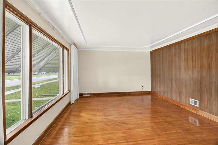 Property Photo:  891 Inkster Boulevard  MB R2X 1N6 