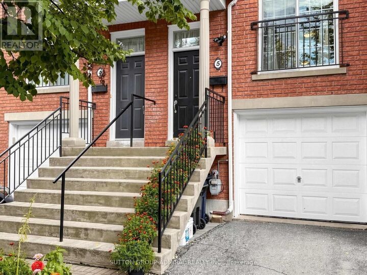 Property Photo:  1723 Finch Avenue West 5  ON M3N 3A5 