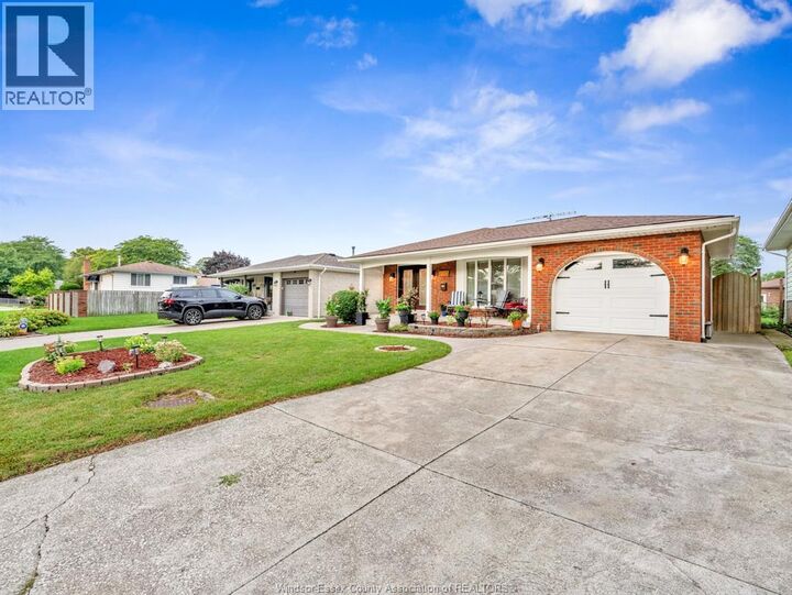 Property Photo:  9975 Holly Crescent  ON N8R 1Y6 