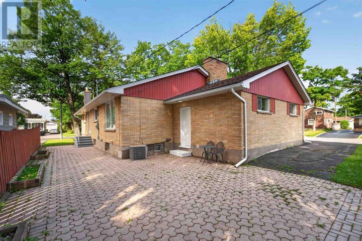 Property Photo: 6 Pinemore Blvd ON P6B 4E3