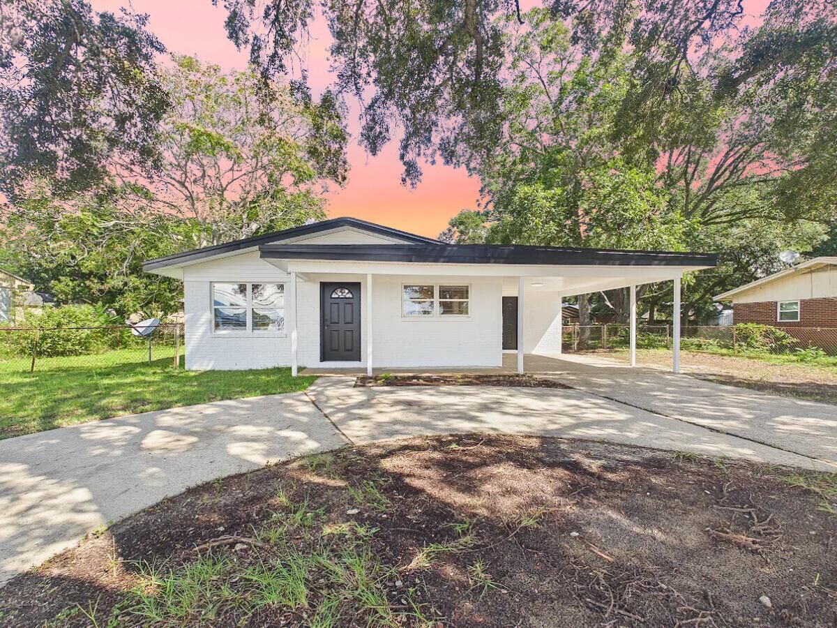 Property Photo: 343 NW Hollywood Boulevard FL 32548