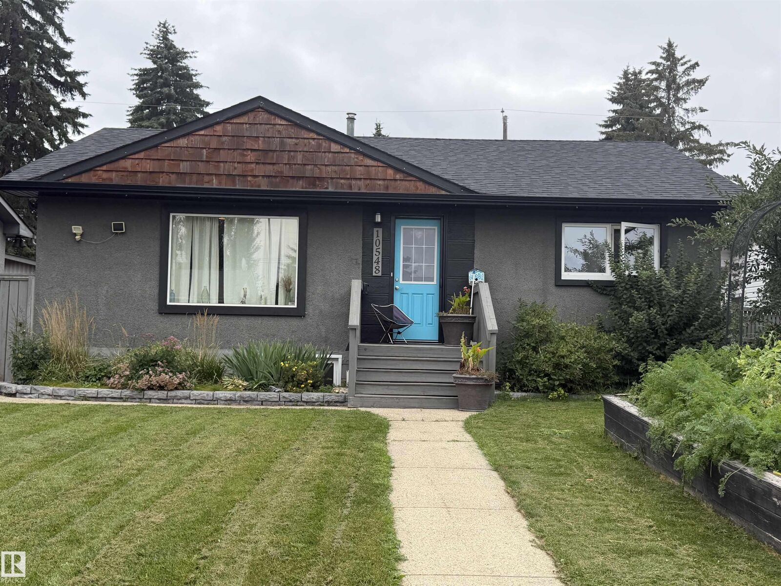 Property Photo:  10548 40 Street NW  AB T6A 1T1 