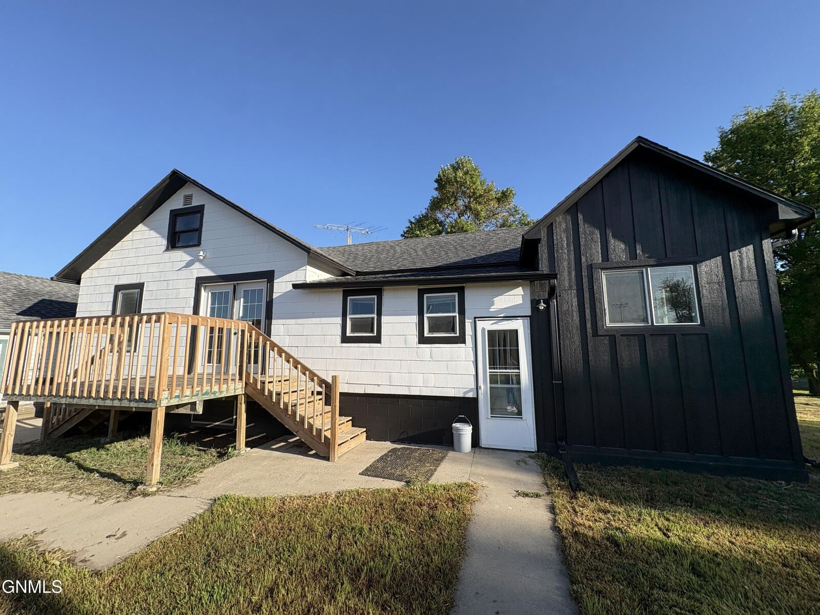Property Photo:  121 4th Street S  ND 58436 