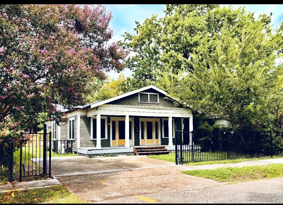 Property Photo: 303 Northwood Street TX 77009