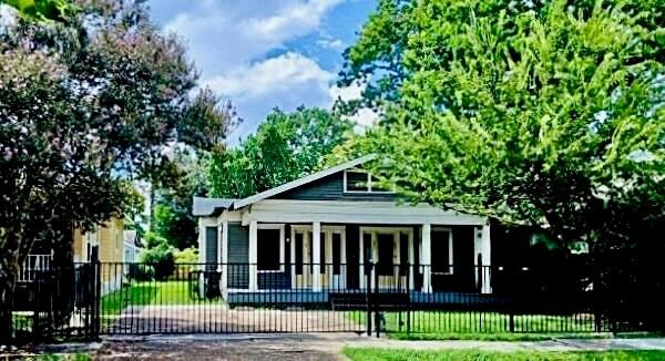 Property Photo: 303 Northwood Street TX 77009