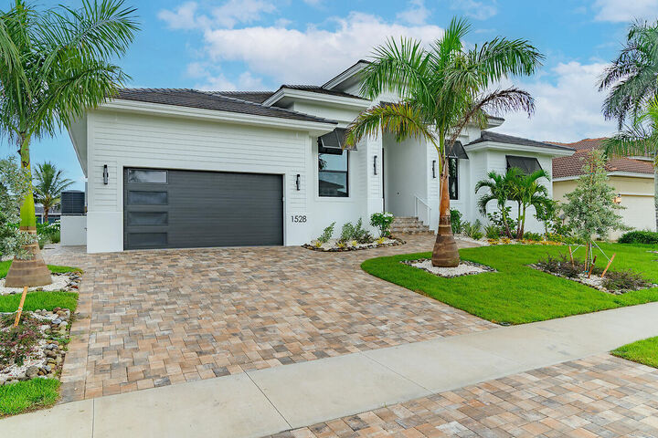 Property Photo:  1528 Kingston Court  FL 34145 