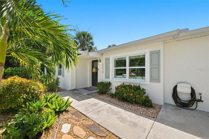 Property Photo: 5219 S Puritan Avenue FL 33611