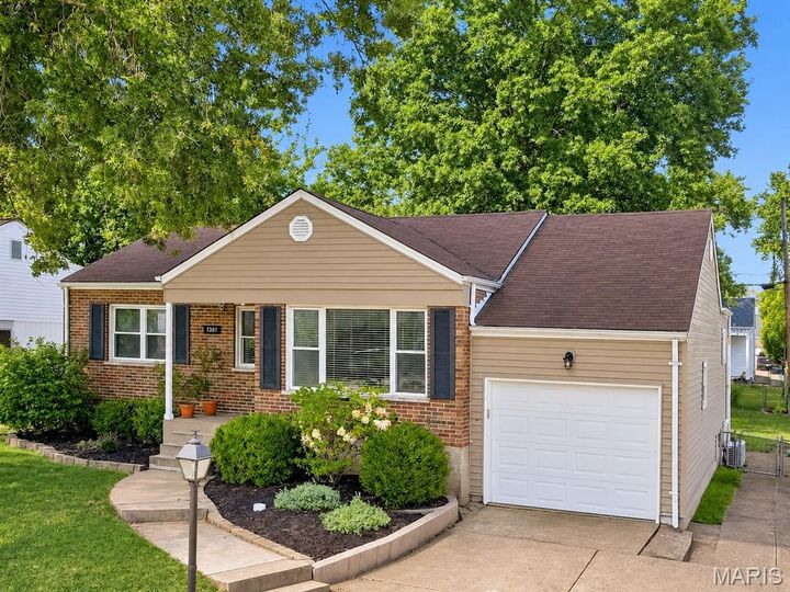 Property Photo: 7907 E Yorkshire Drive MO 63123