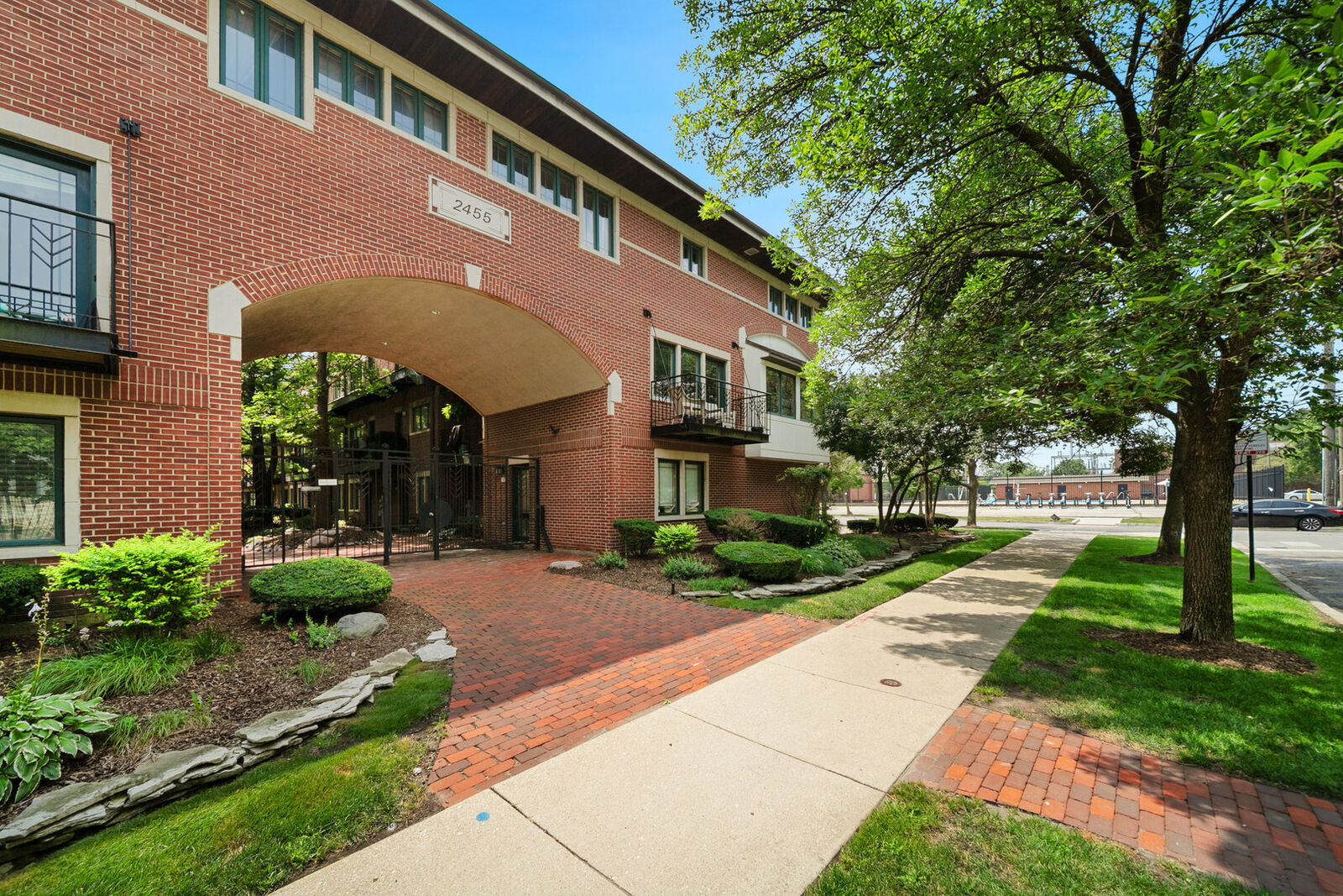 Property Photo:  2455 W Ohio Street 8E  IL 60612 