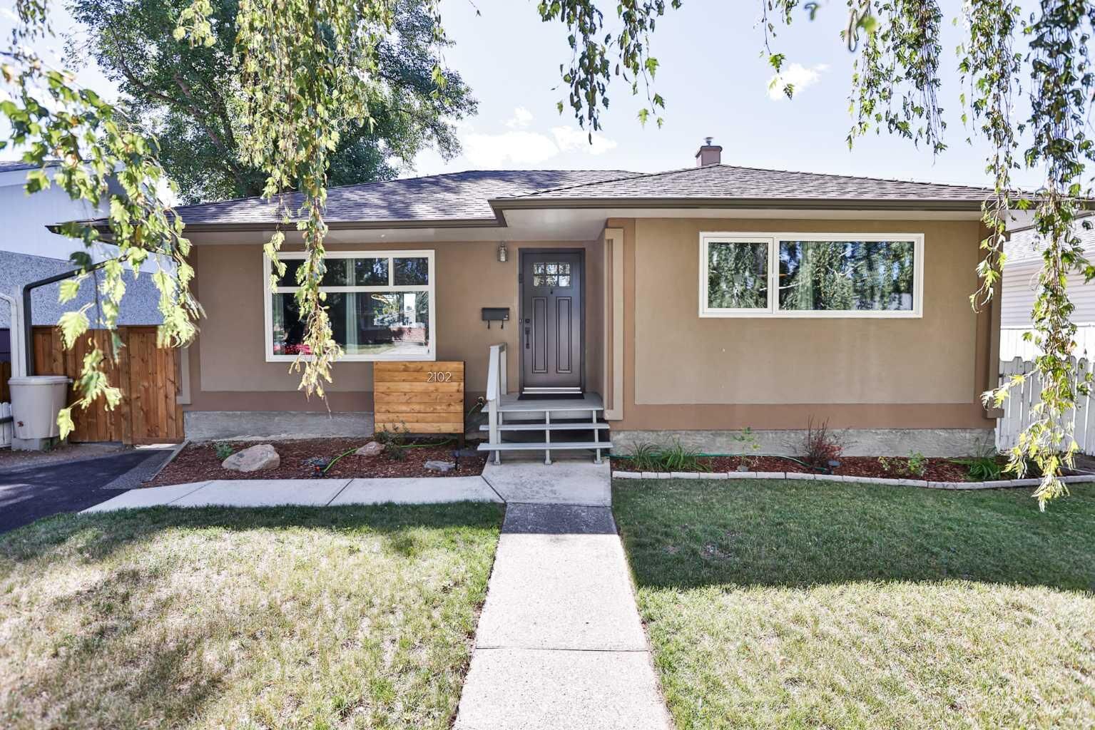 Property Photo:  2102 15 Avenue S  AB T1K 0X3 