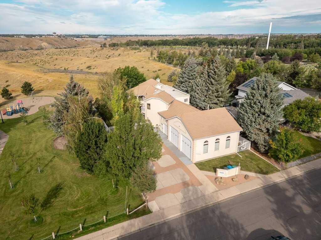 Property Photo:  1606 Scenic Heights S  AB T1K 1N5 