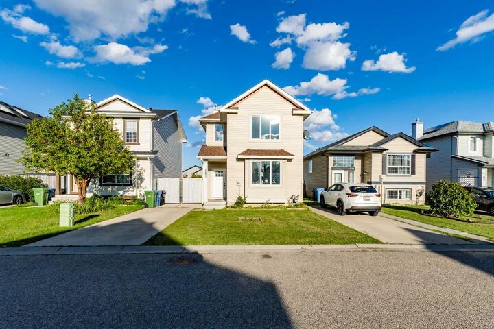 Property Photo:  1095 Bridlemeadows Manor SW  AB T2Y 4L1 