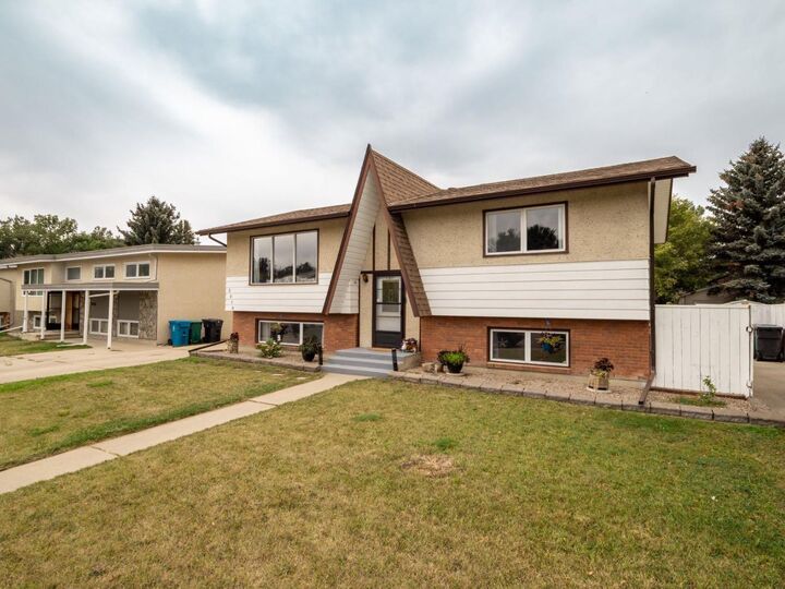 Property Photo:  2010 20th Street N  AB T1K 4B4 