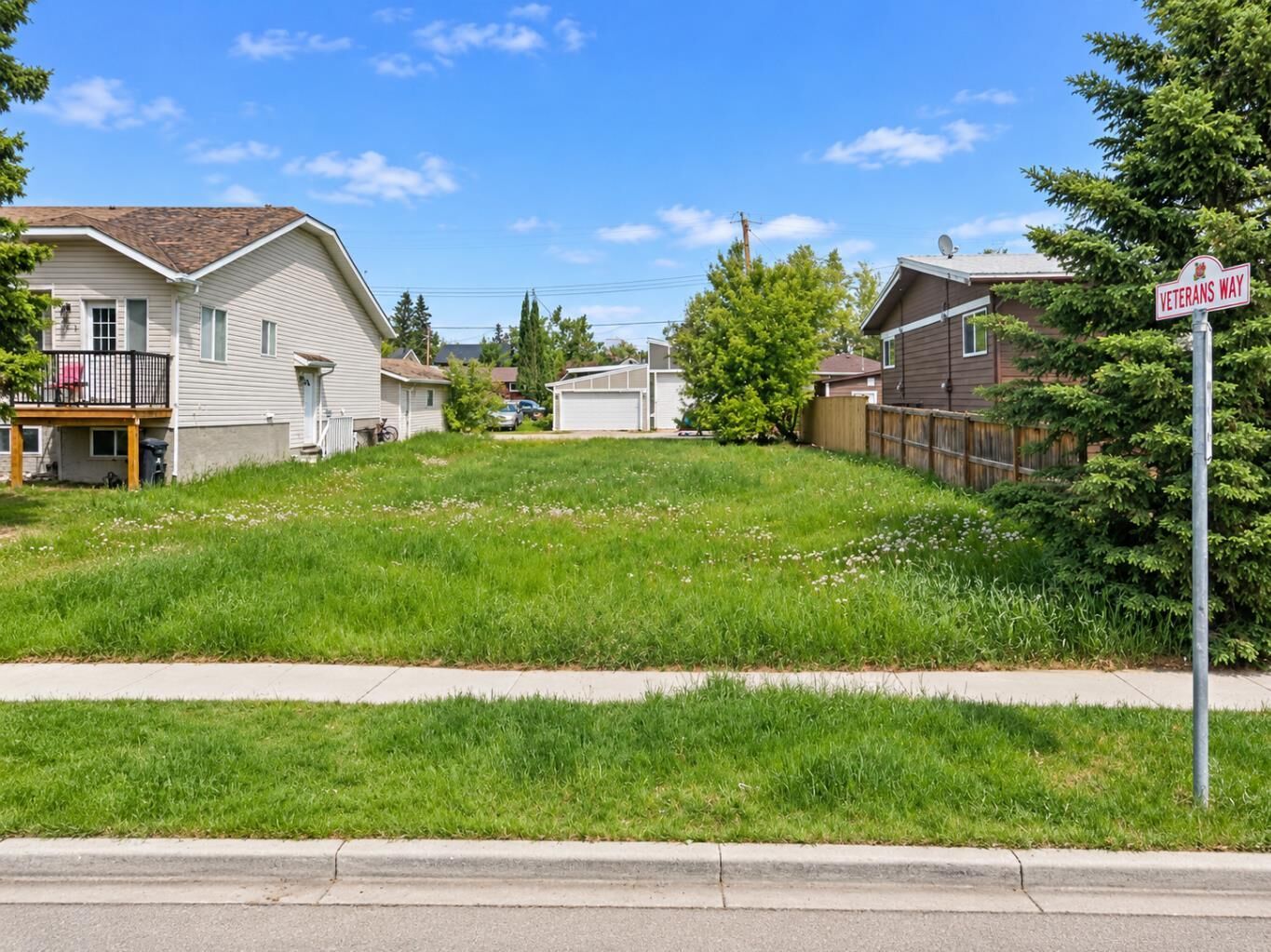 Property Photo:  134 8 Avenue SE  AB T1V 1R8 