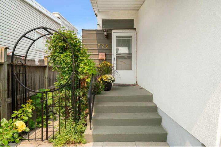 Property Photo:  726 68 Avenue SW  AB T2V 0N2 