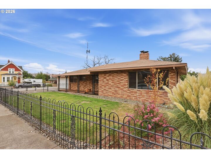 Property Photo:  601 E 12th St  OR 97058 