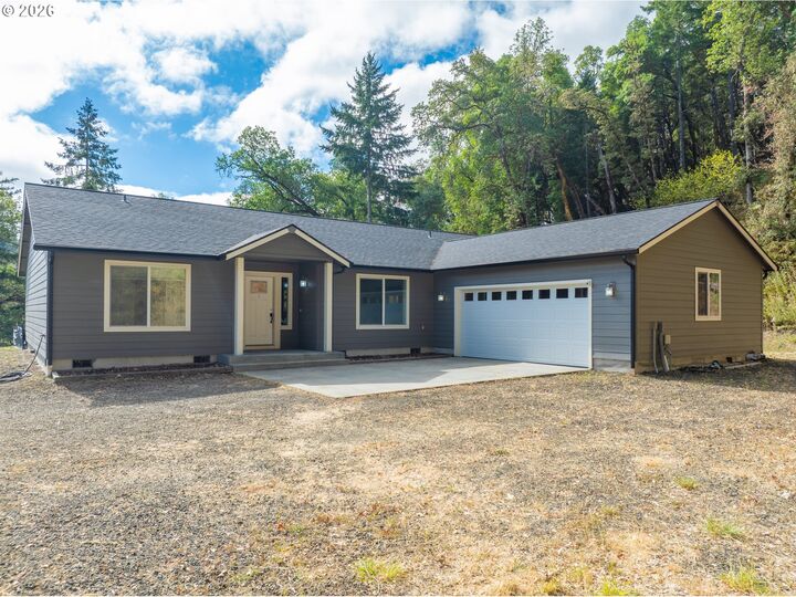 Property Photo:  477 Palisade Dr  OR 97471 