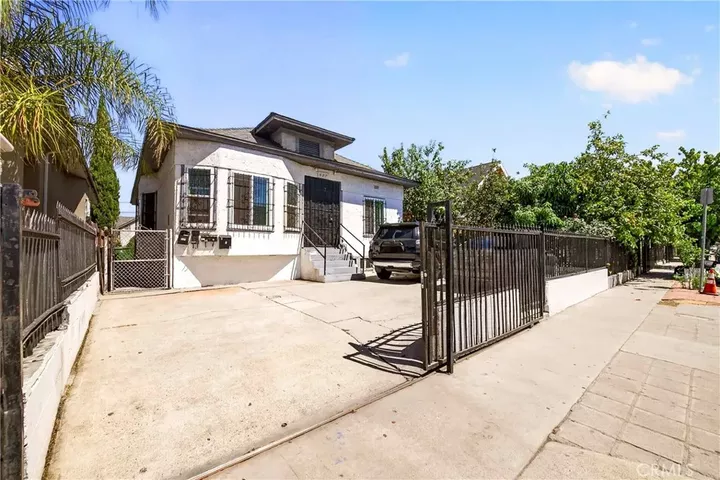 Property Photo: 427 E 43rd Street CA 90011