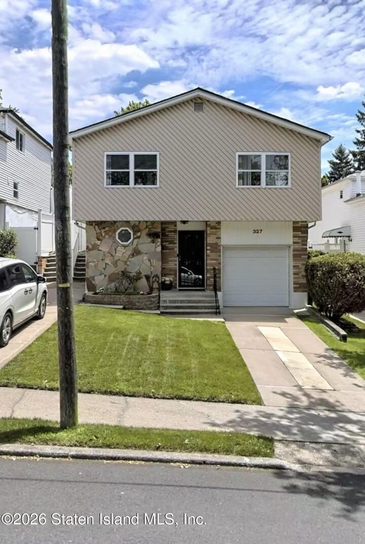 Property Photo:  327 Mountainview Avenue  NY 10314 