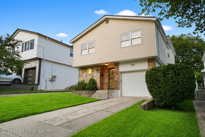Property Photo:  327 Mountainview Avenue  NY 10314 