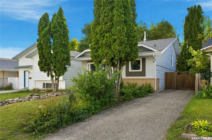 Property Photo:  1423 Junor Avenue  SK S7L 6T7 