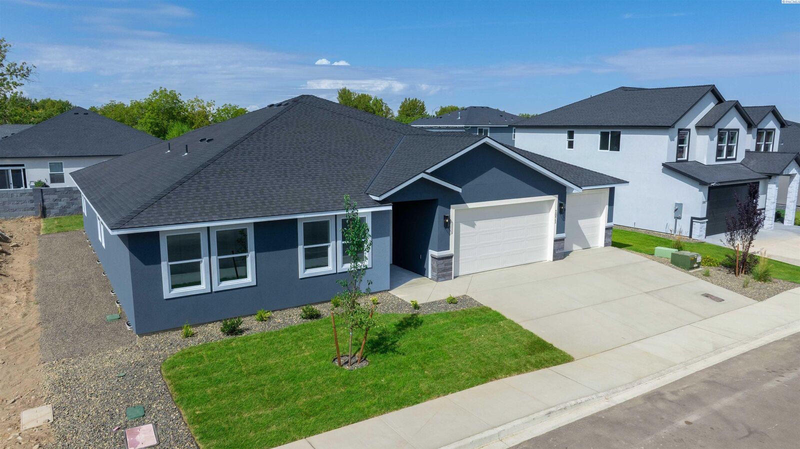 Property Photo:  1071 N Grant Pl  WA 99336 
