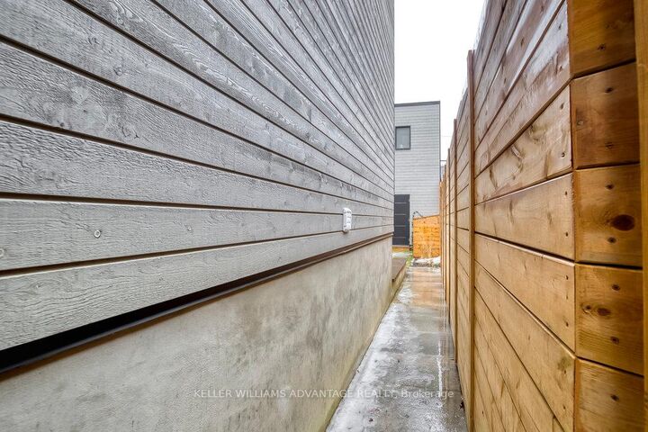 Property Photo:  325 Perth Avenue Lower  ON M6P 3X9 