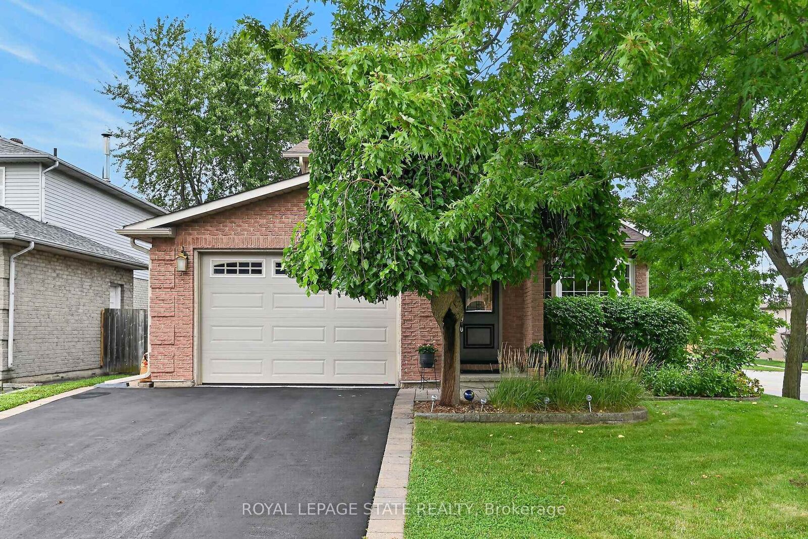 Property Photo:  2 Novoco Drive  ON L9C 7E7 