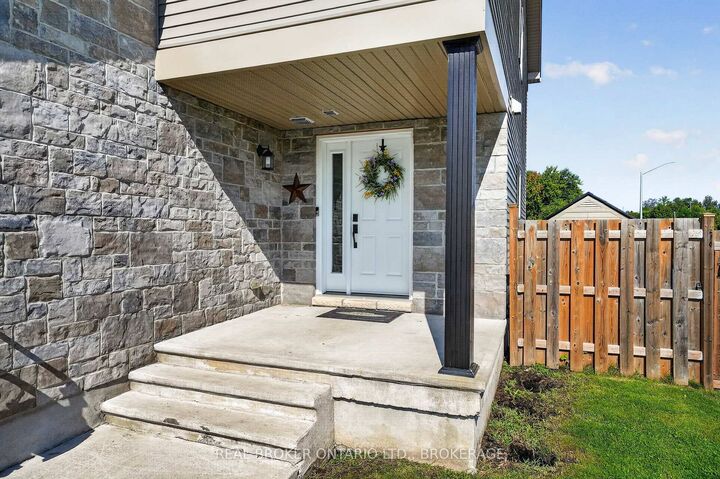 Property Photo:  1164 Clement Court  ON K6H 4N1 