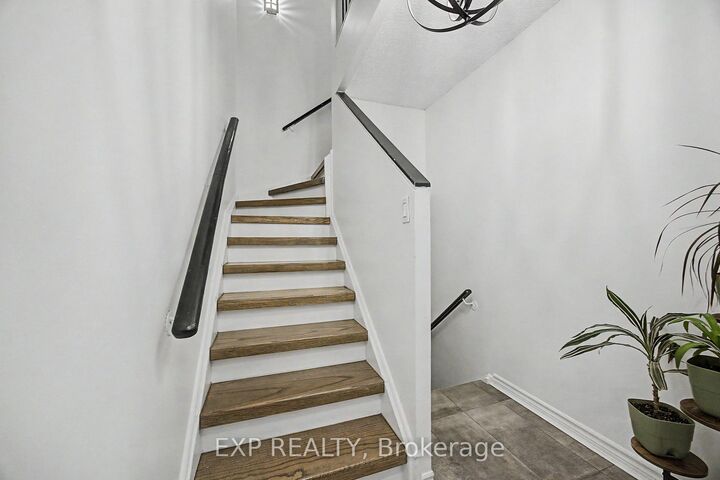 Property Photo:  1000 Cedarglen Gate 501  ON L5C 3Z5 