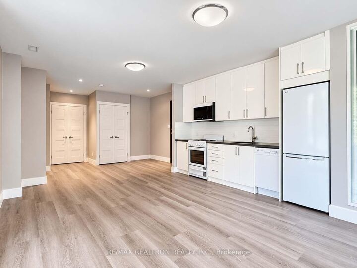 Property Photo:  485 Huron Street 102  ON M5R 2R5 