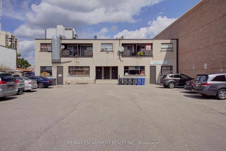 Property Photo:  492 Kerr Street 9  ON L6K 3C5 