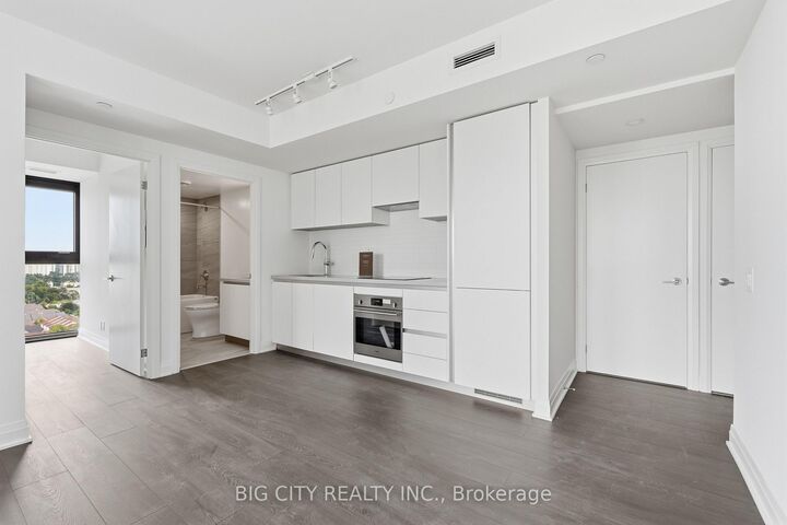 Property Photo:  25 Frederick Todd Way 1807  ON M4G 0C9 