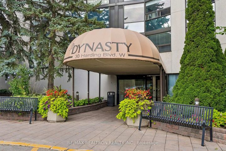 Property Photo:  30 Harding Boulevard W 1111  ON L4C 9M3 