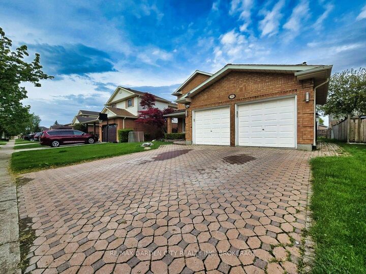 Photo de la propriété:  20 Consiglia Drive  ON L2S 3M8 