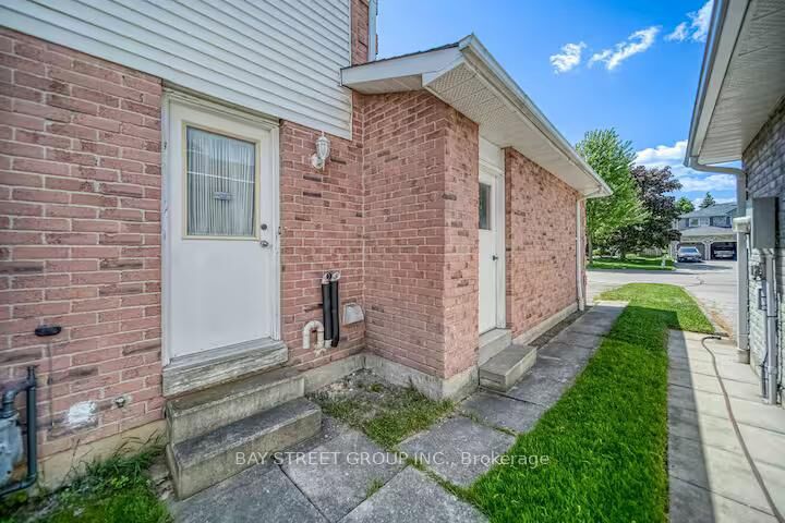 Property Photo:  27 Gladiola Court  ON L1R 1N8 