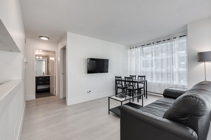 Property Photo:  438 Seymour St 1002  BC V6B 6H4 