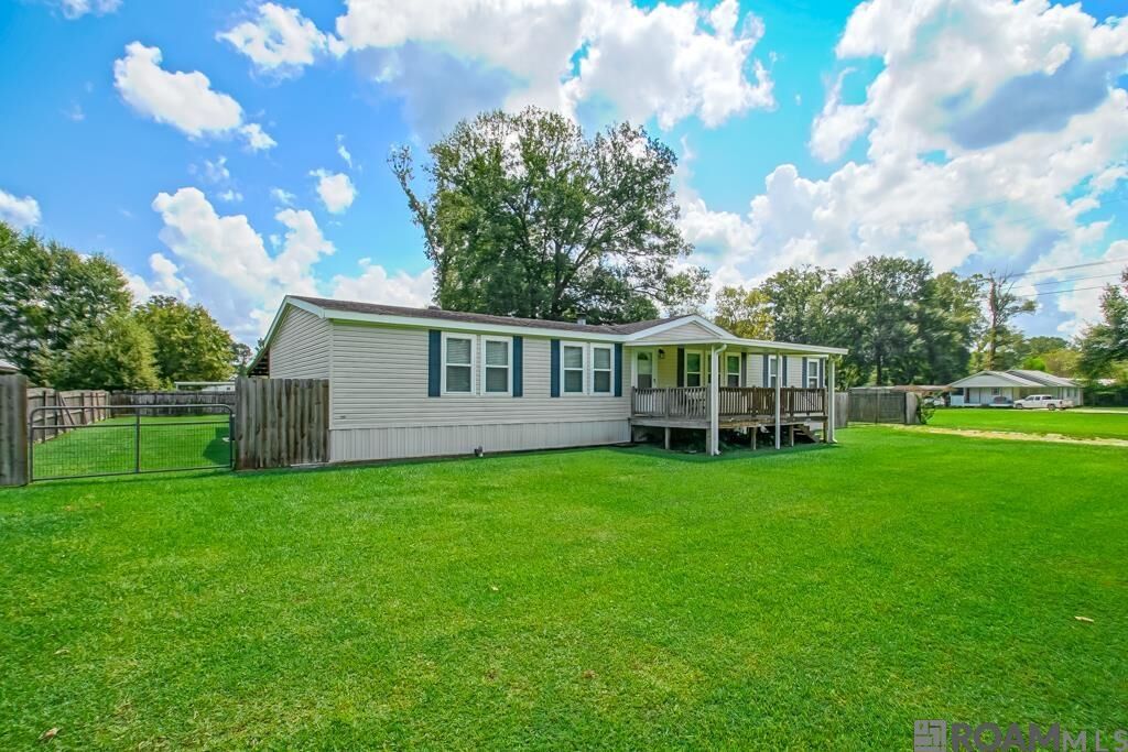 Property Photo: 20926 Holmes Dr LA 70791