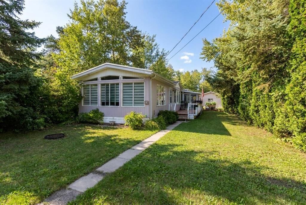 Property Photo:  14 Paradise Drive  MB R5H 1H2 