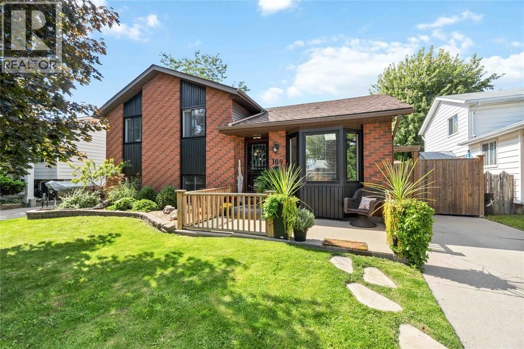 Property Photo:  109 Hastings Crescent  ON N7S 5K4 